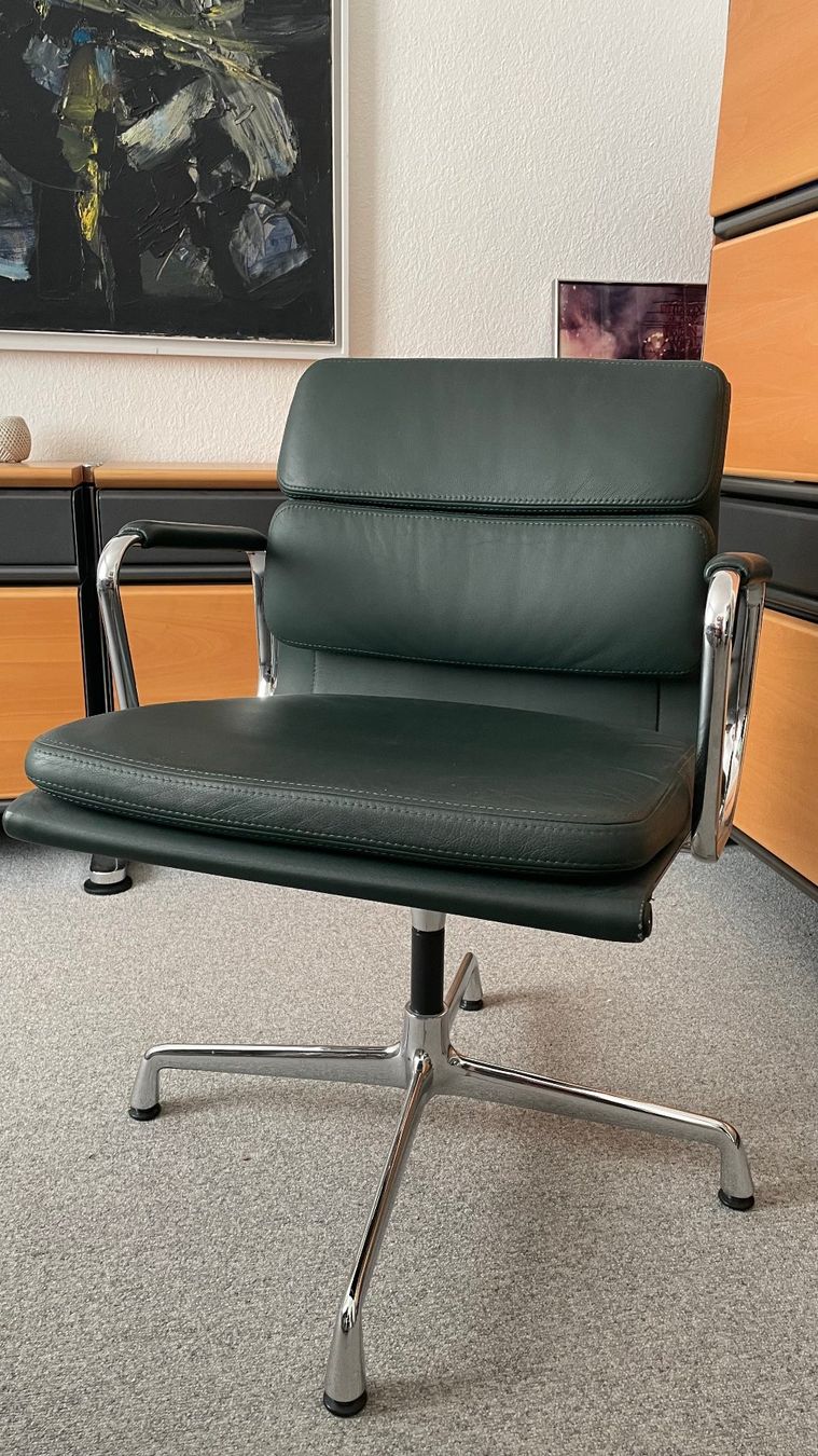 Vitra Sedie: 2 Vitra Eames Soft Pad Bürostühle Leder dunkelgrün – Usato da Muri b. Bern venduto da 4claudi 1