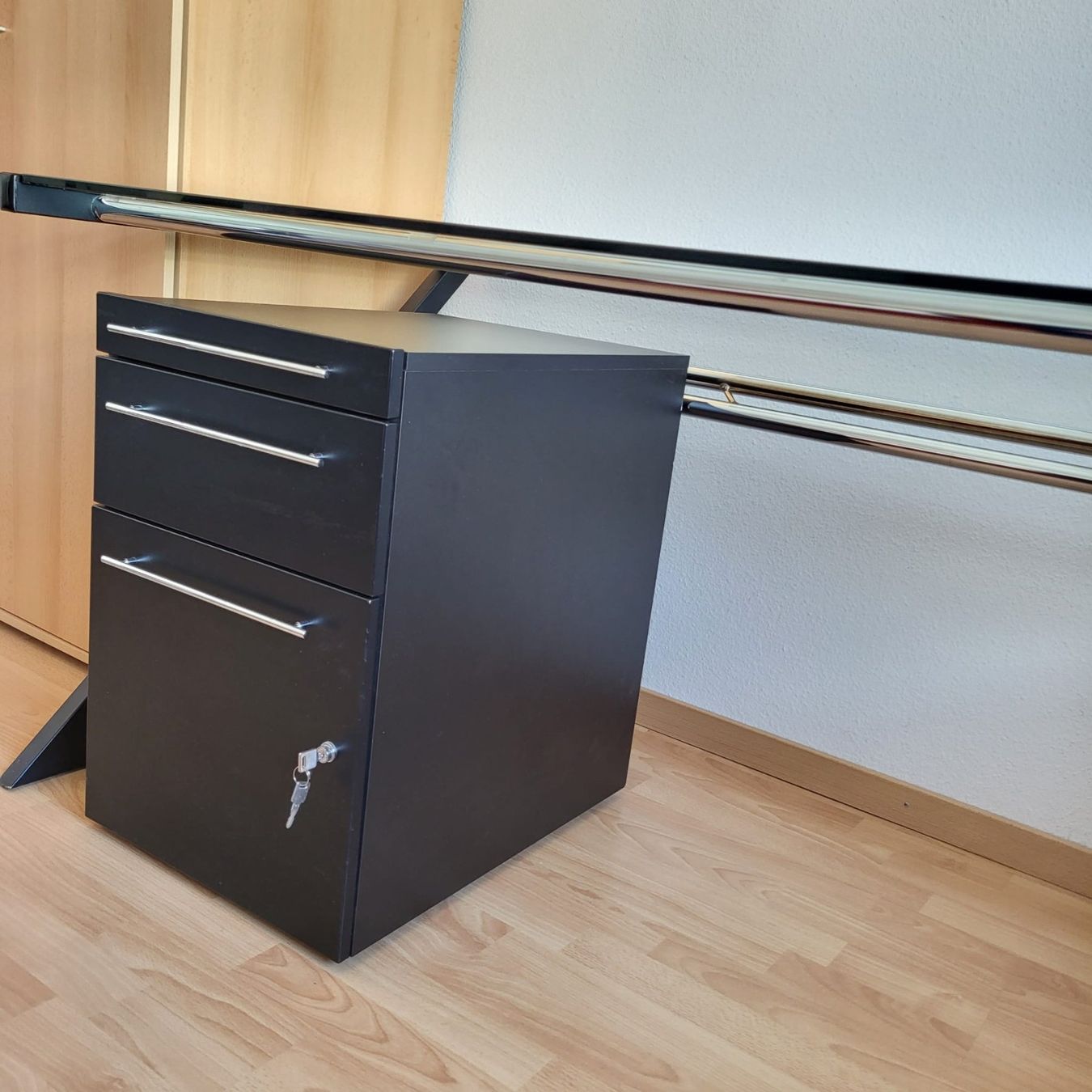 Bureaux: Schreibtisch mit Glasplatte und Rollcontainer – D'occasion à Baar par Mian 1