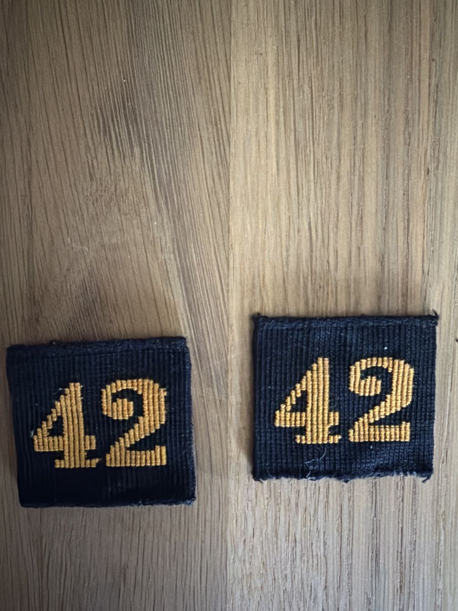Schweizer Armee Uniformen: Stoffabzeichen 42 / 2 Stk. – Gebraucht aus Lengnau BE von tho_8v9x