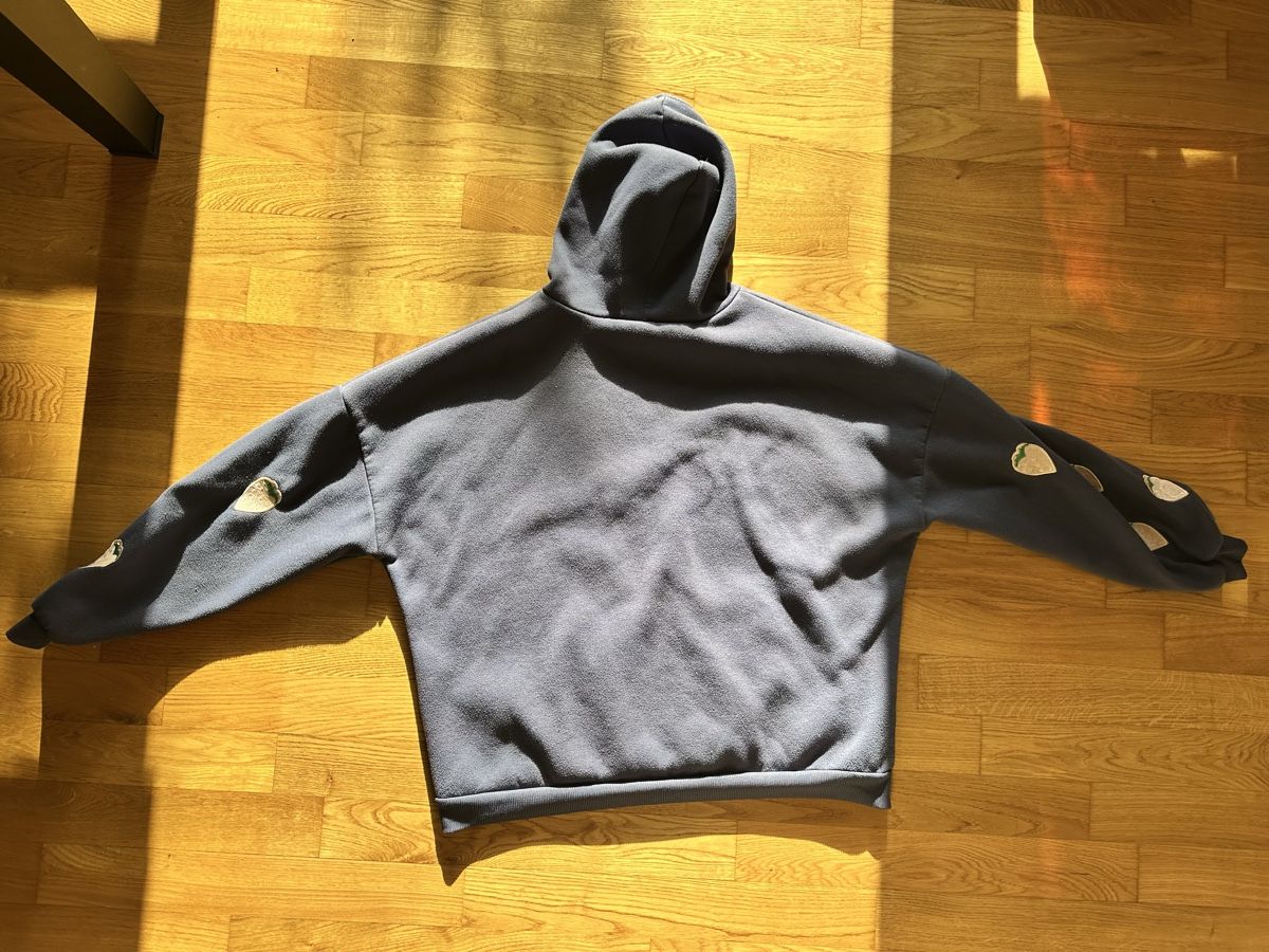 Maglioni & Felpe: Kapuzenpullover blau mit Erdbeer-Applikation  – Usato da Buchs SG venduto da Rachelsteiner 3
