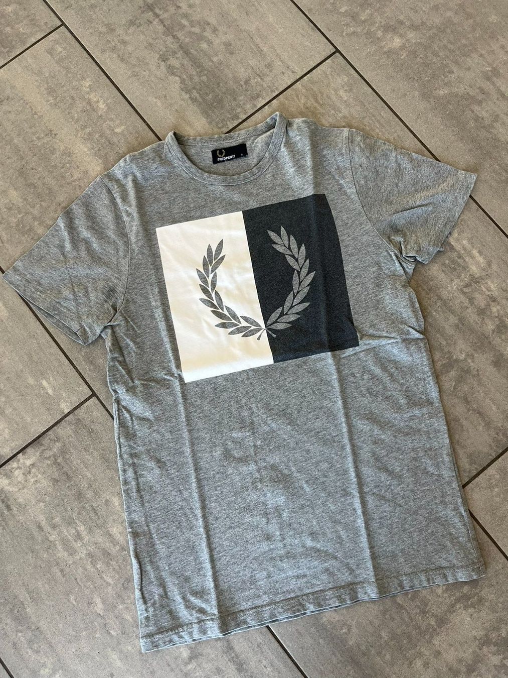 Fred Perry T-shirt: FRED PERRY T-Shirt Grau – Usato da Otelfingen venduto da Denis_ZH 3