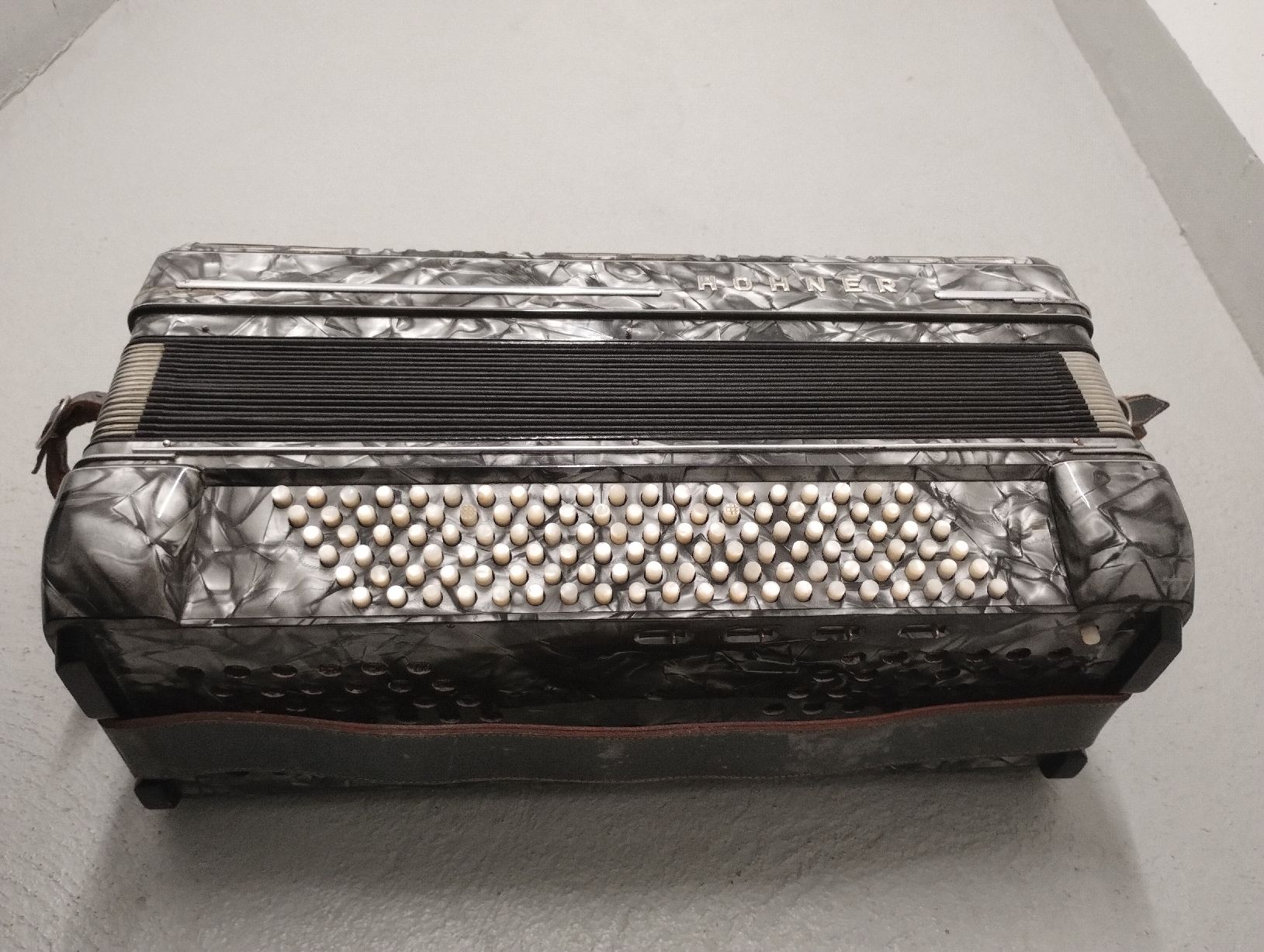 Hohner Musikinstrumente: Akkordeon Hohner mit Koffer – Gebraucht aus Zürich von danihell 3
