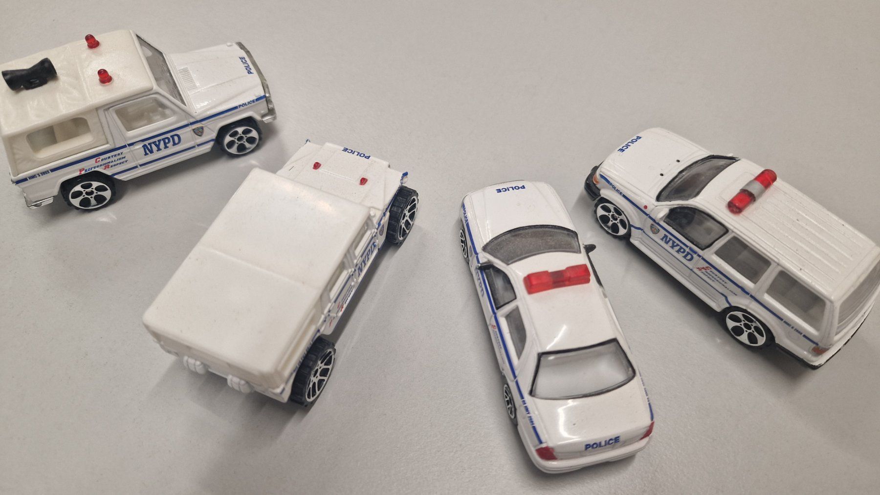 Voitures modèles: Modellbau,  Polizeiauto NYPD, 4 Stück – D'occasion à Weisslingen par and-lo73 1