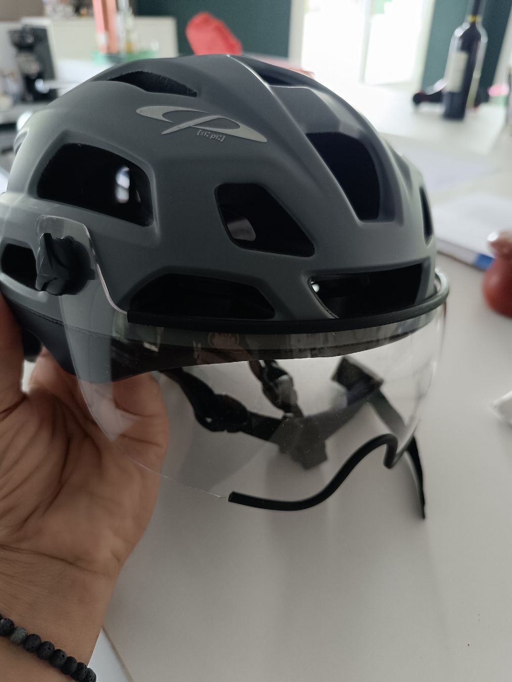 CP Caschi: Velohelm CP mit Visier – Nuovo (secondo la descrizione) da Oberkirch LU venduto da LU2866