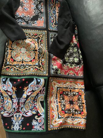 Schönes knielanges Kleid mit Muster,  Grösse 40L