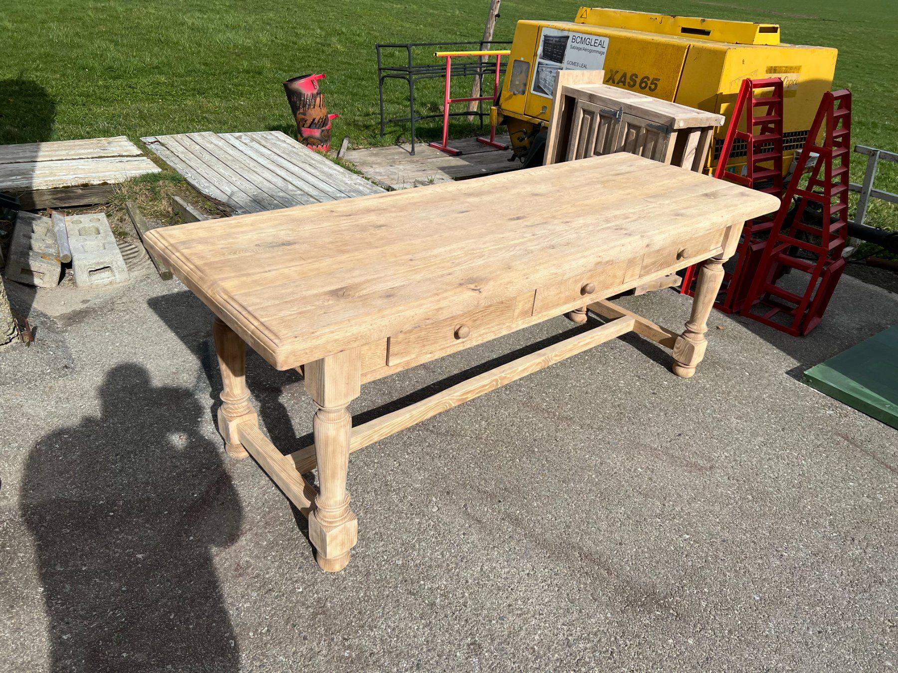 Tavoli: ART 1049-H Table chêne sablé – Usato da Pont-La-Ville venduto da BCMGLEAL 1