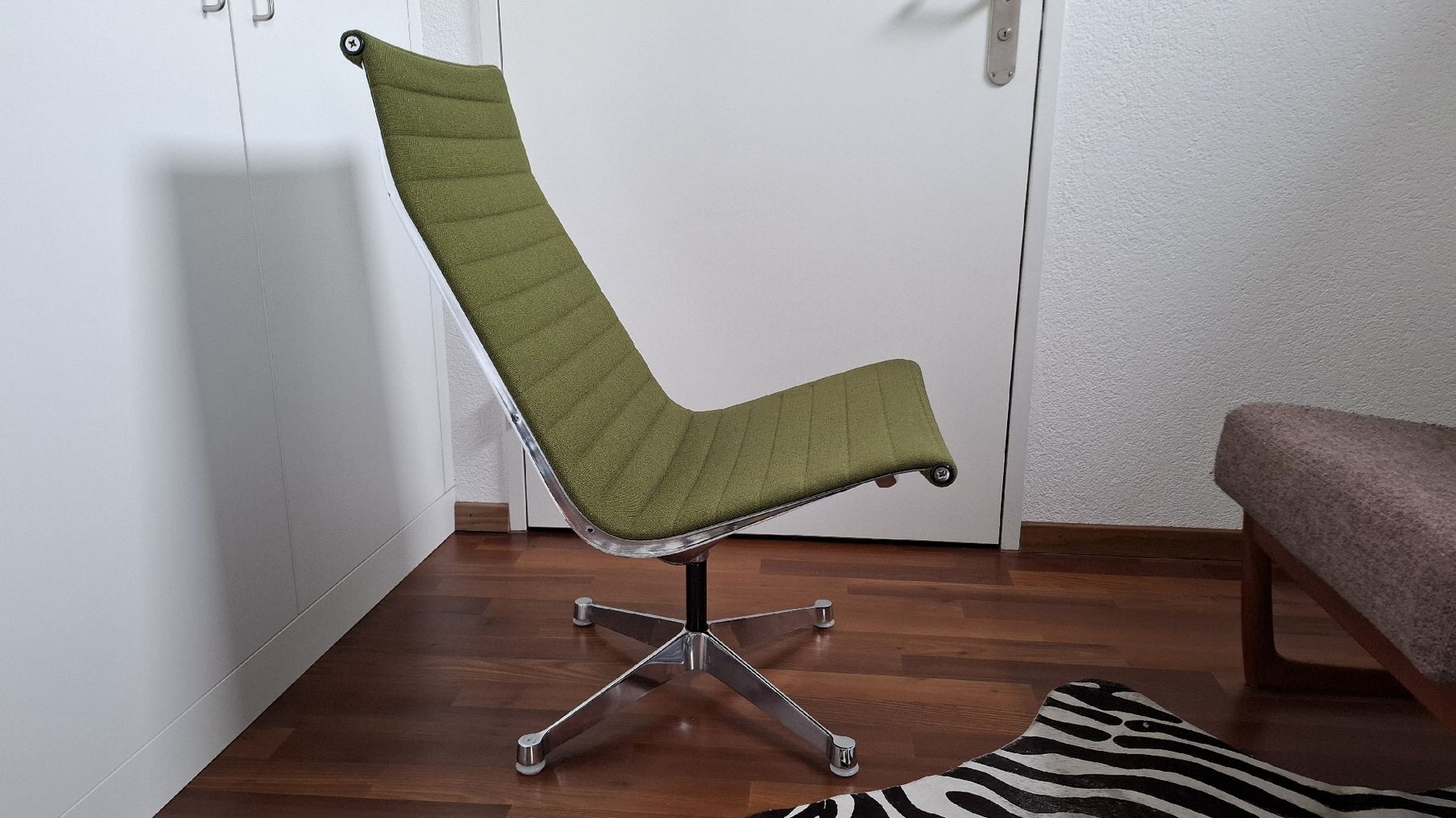 Eames Poltrone: Eames Chair EA 108 Olivgrün – Usato da Winterthur venduto da lodidodi 4