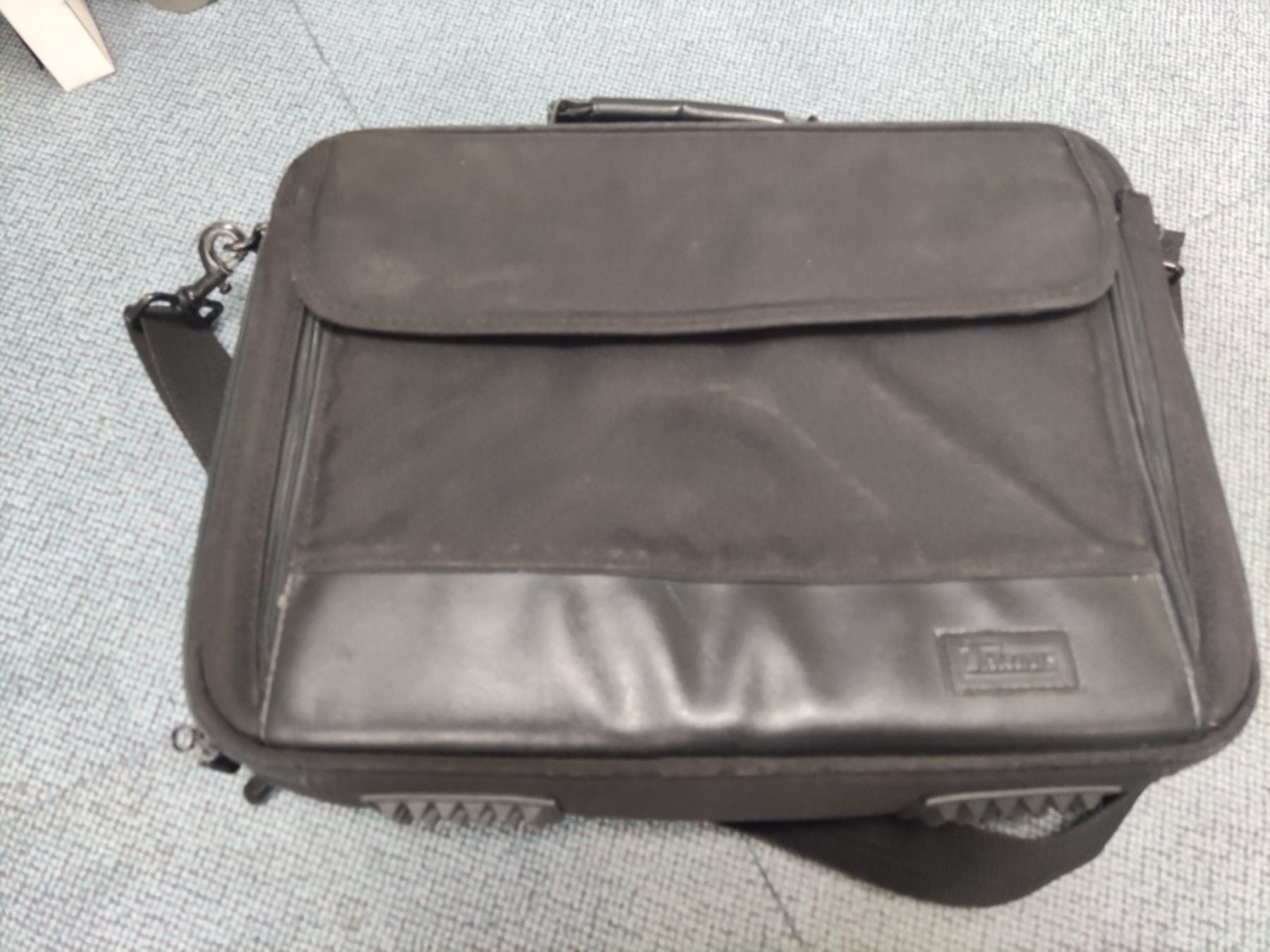 Targus Borse: Targus Notebooktasche mit Seitenfächern ca. 39x29cm – Usato da Zuchwil venduto da DaniSZu