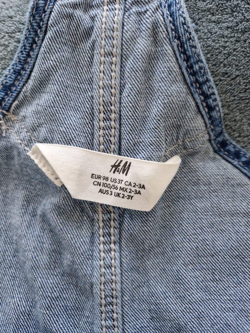 H&M Pantaloni: Kurze Jeans Latz-Hose grösse 98 – Usato da Heimberg venduto da Eleanor20 1