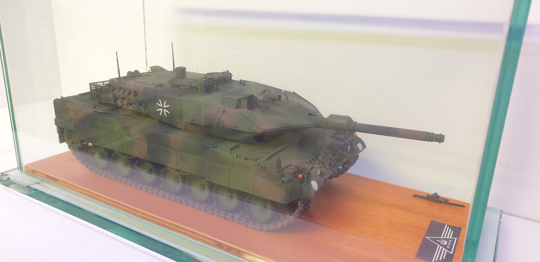 Kit di modellismo & Modellini statici: Modell Panzer Leopard 2A7+ mit Vitrine Top Zustand – Usato da Neuenhof venduto da ludovicco 2