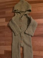 Handgemachte Baby-Strampler mit Kapuze
