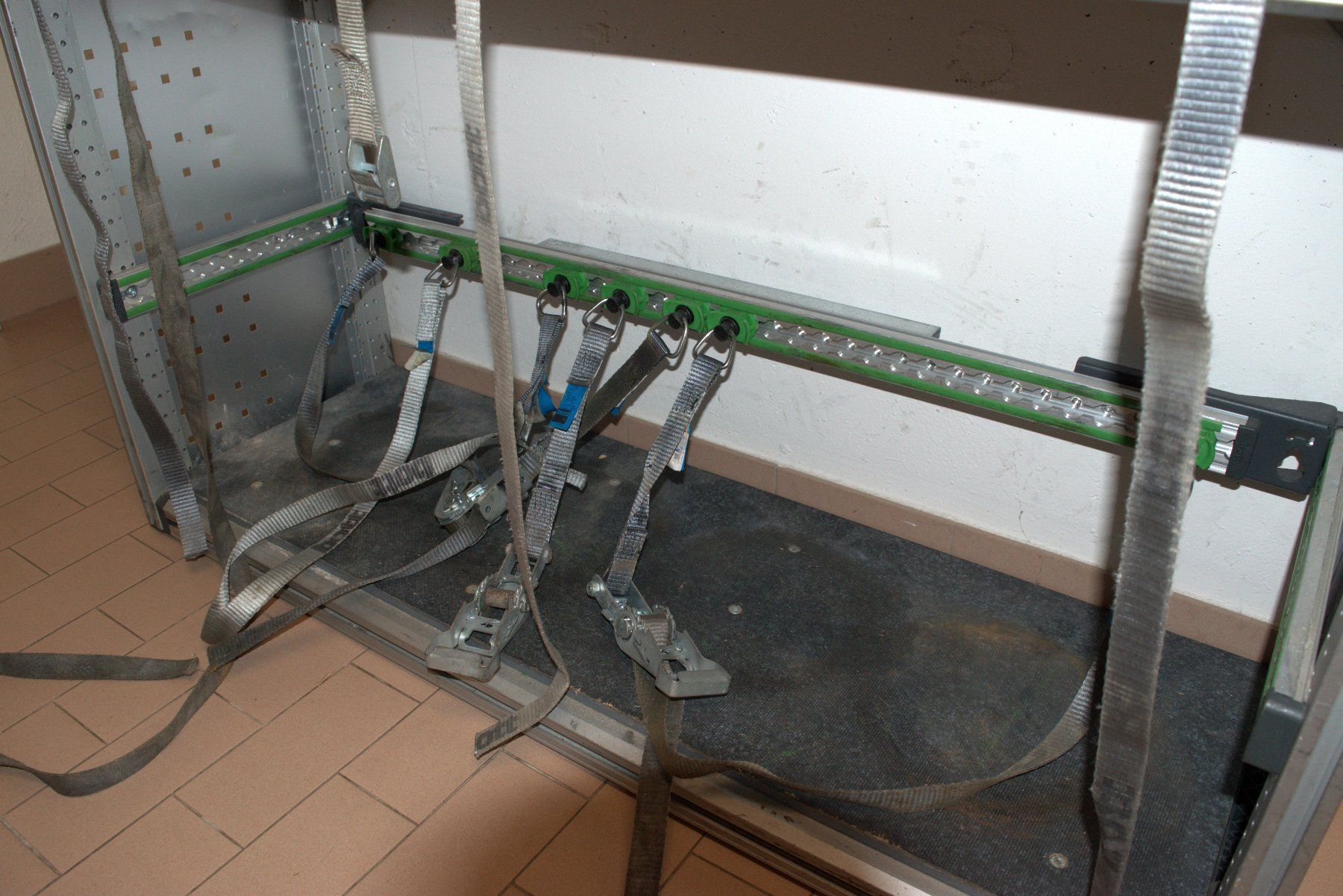 Tutti i ricambio: Module bott vario3 pour fourgon avec rails et sangles – Usato da Fribourg venduto da SwissPremiumItems 4