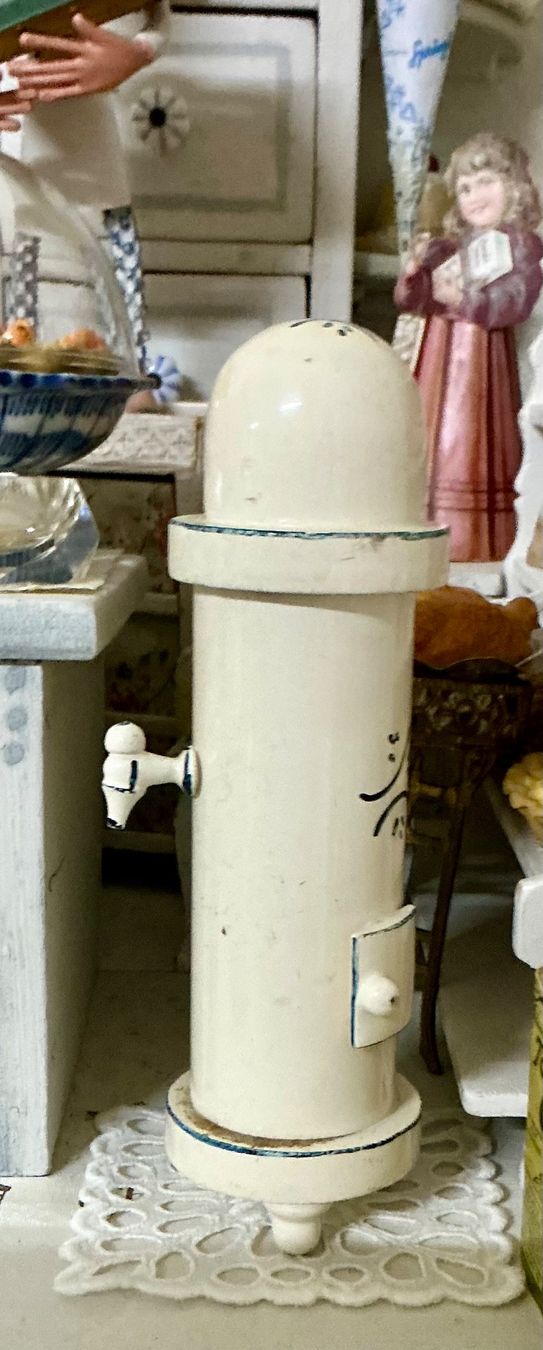 Case e mobili per bambole: ALTER PUPPENSTUBEN OFEN – Usato da Zell LU venduto da Silvermemory 4