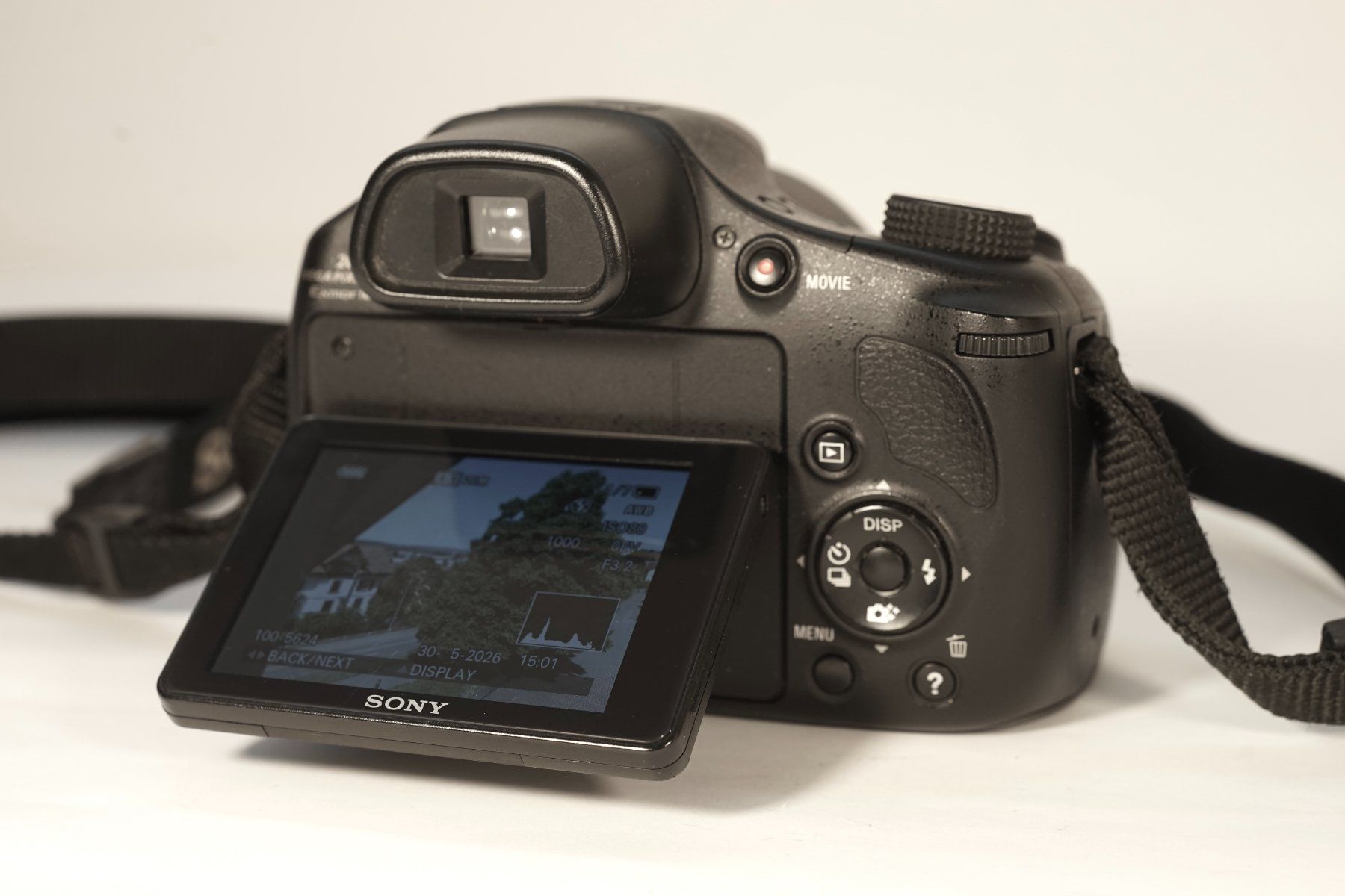 Sony Fotocamera: Sony Bridge-Kamera 24-1200mm 35mm Equivalent Mega-Zoom – Usato da Frauenfeld venduto da Camel16 1