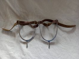 PAIRE D’EPERONS de gauchos en fer battu ciselé