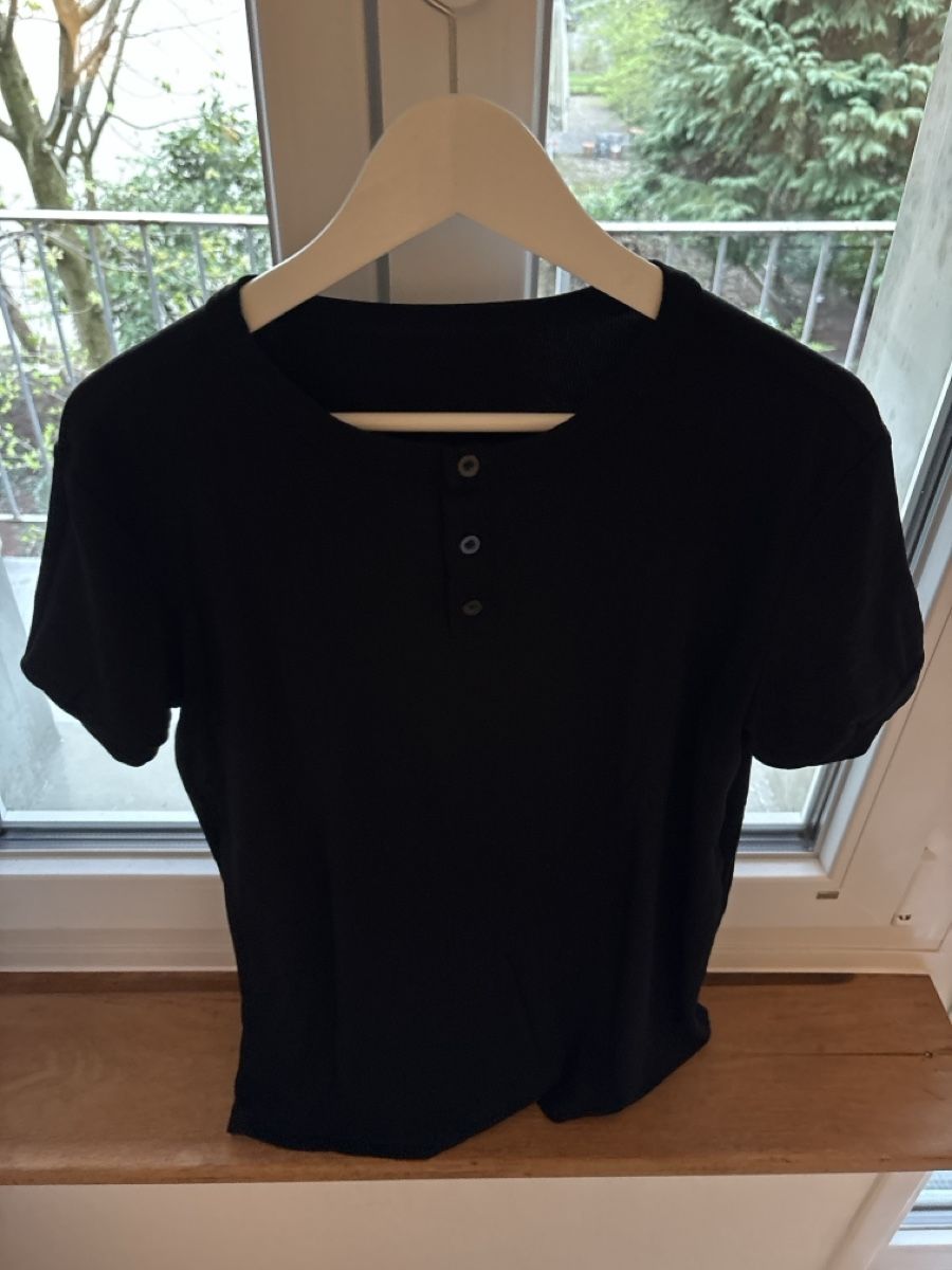 T-shirt: Schwarzes Knöpf Shirt – Usato da Bottmingen venduto da lei_l9vy