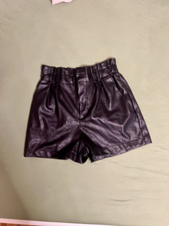 Kunstleder Shorts Damen schwarz Grösse S gebraucht