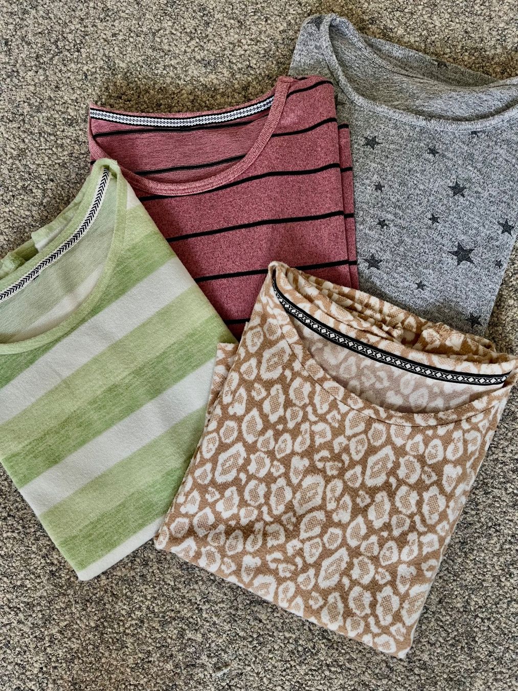 Lotti di vestiti: Set: 4 verschiedene Shirt/Pullover, gemustert, Grösse: M-L – Usato da Adliswil venduto da eri.40 9