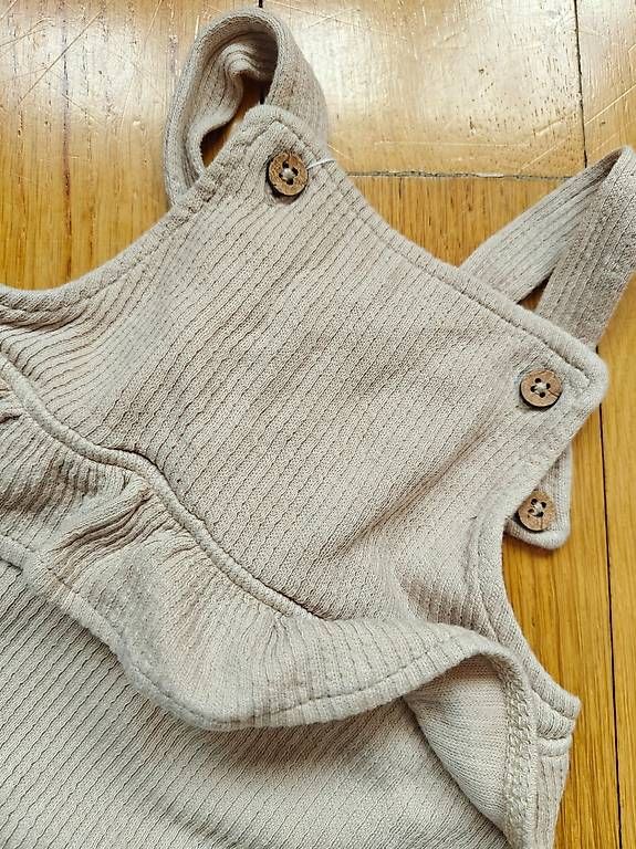 Hosen: Latzhose beige aus Strick Gr. 68 – Gebraucht aus Liestal von Robalani 1
