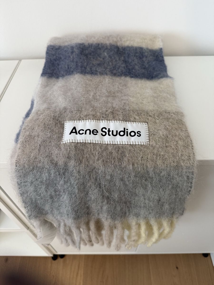 Acne Studios Foulard & Sciarpe: Acne Studios Schal mit Alpaka – Usato da Muttenz venduto da Bea_dbr 2