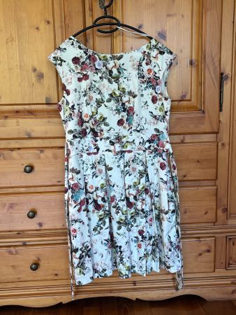 Blumenkleid von Closet London, Grösse 42, NEUWERTIG