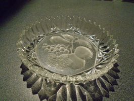 Schale Glas, Rand Zackenmuster, Früchte