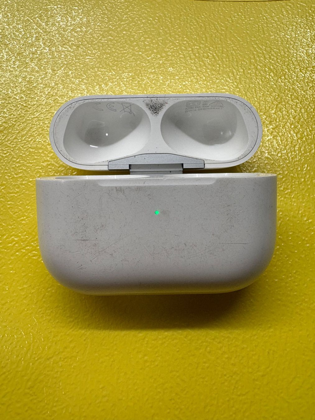 Apple Cuffie: Apple AirPods Pro 1 charging case (A2190). – Usato da Lausanne venduto da Zorrus77