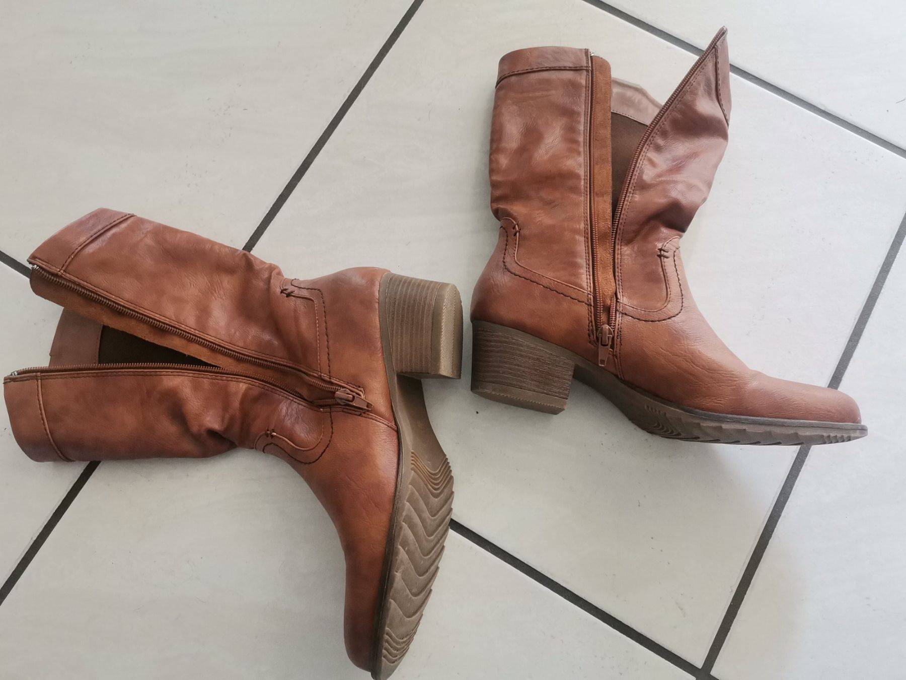 Scarpe da donna: Stiefeli Gr. 40 – Usato da Therwil venduto da JeannysTrendStyle 2