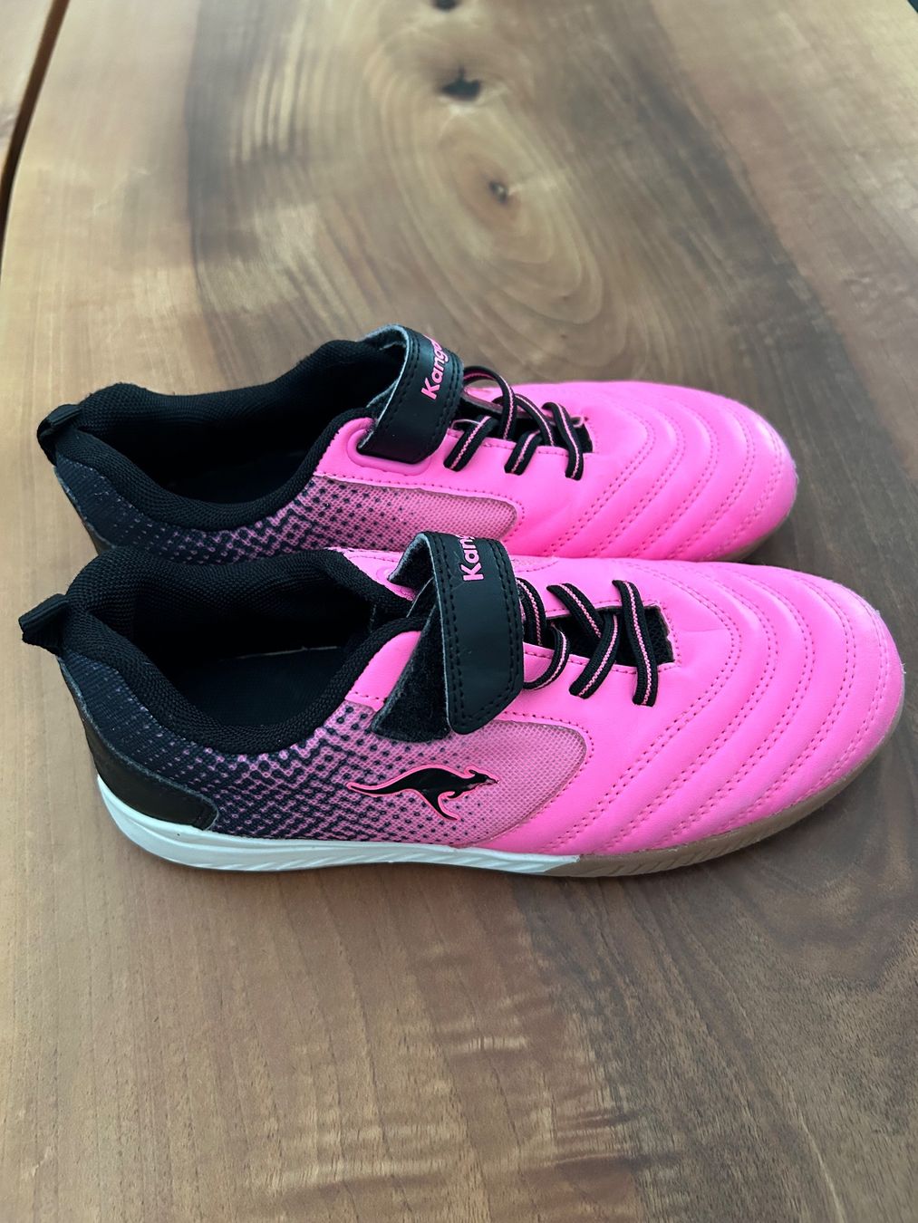 Dosenbach Scarpe per ragazze: Fussballschuhe KangaROOS pink Grösse 35 – Usato da Schötz venduto da chousan