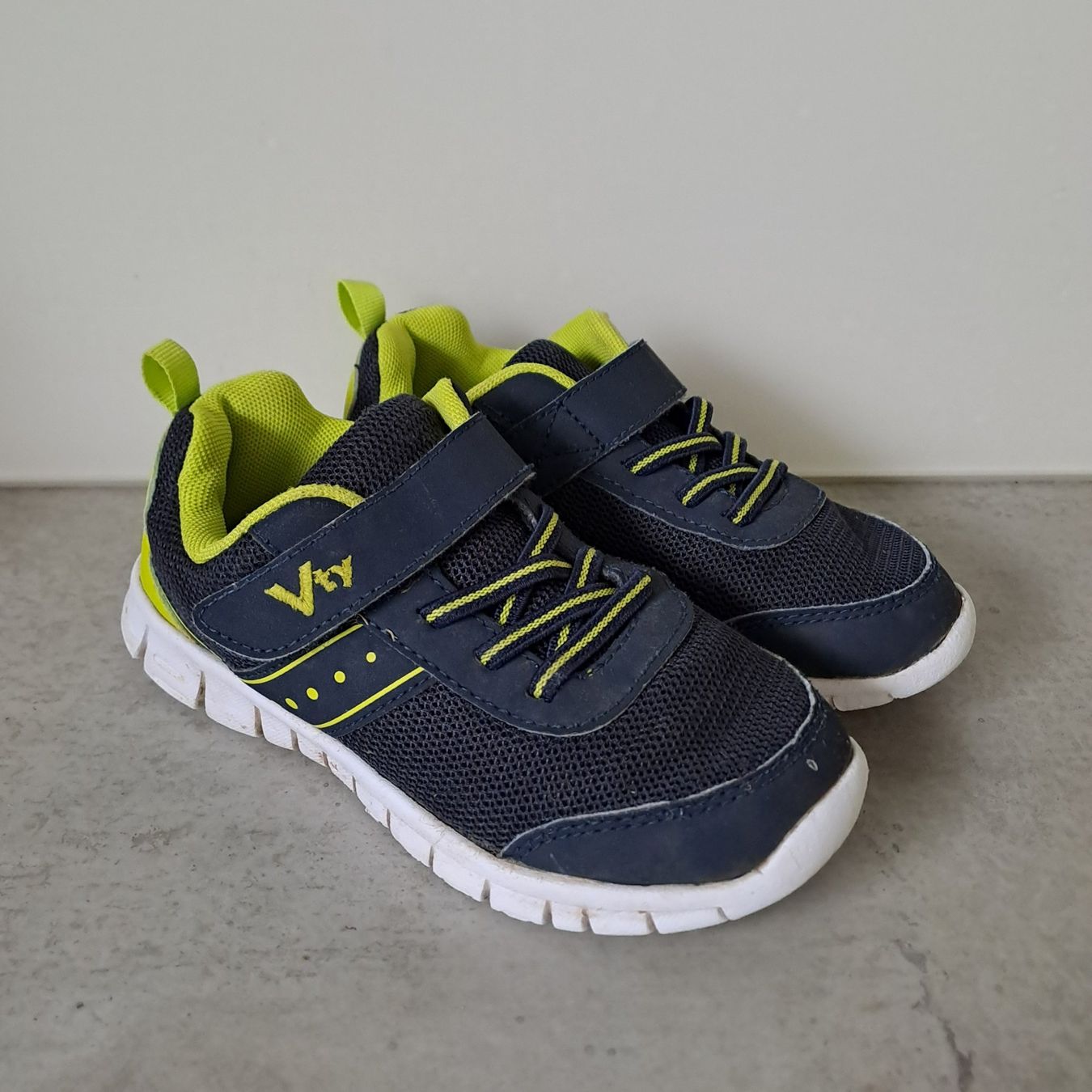 Scarpe per ragazzi: Kinder-Sneakers (Gr. 29) – Usato da Stein AR venduto da foxtown2