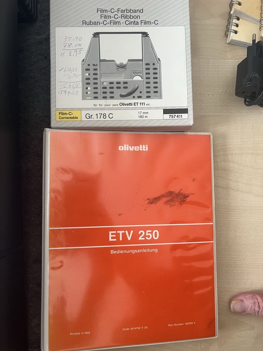 Olivetti Schreibmaschinen: Olvetti ETV 250 – Gebraucht aus Zürich von  2