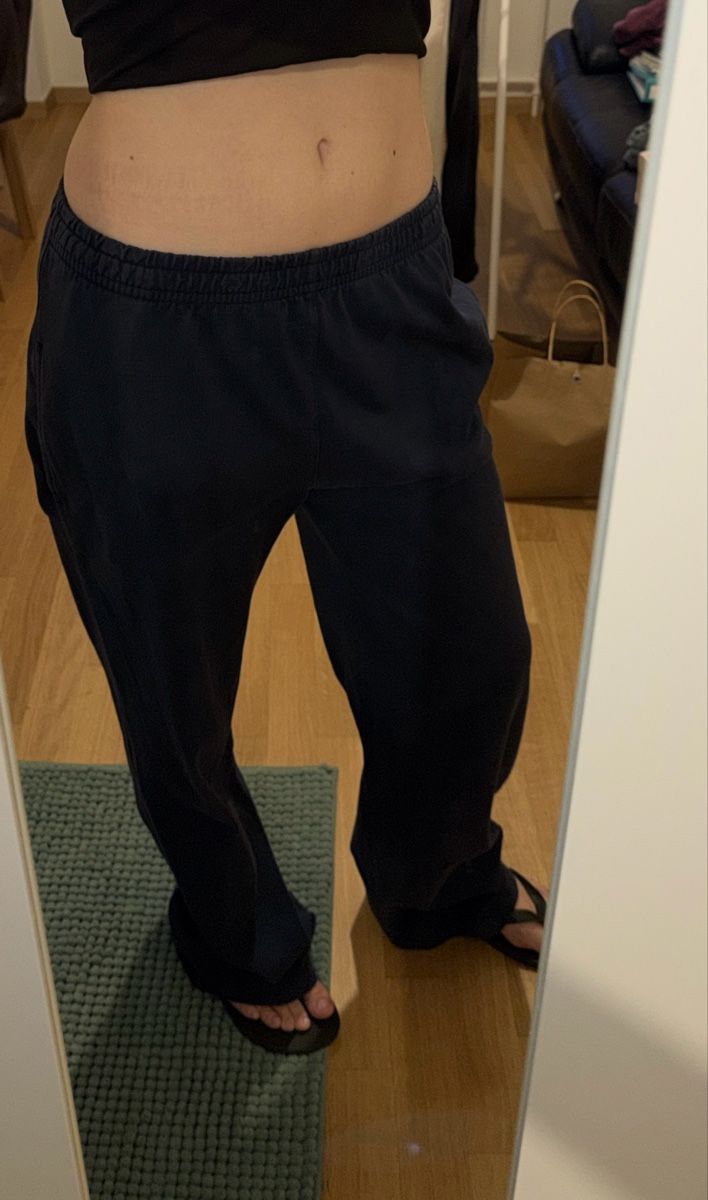 Brandy Melville Pantaloni: NAVY BRANDY MELVILLE PANTS – Usato da Genève venduto da yav_9r9f 2