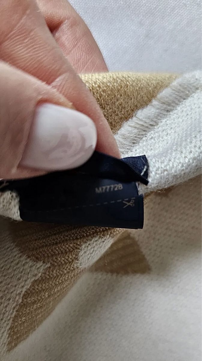 Louis Vuitton Foulard & Sciarpe: LOUIS VUITTON Essential Monogram Scarf (NEW) – Nuovo e nell'imballaggio originale da Zürich venduto da Angela_Fashion_Lover 7