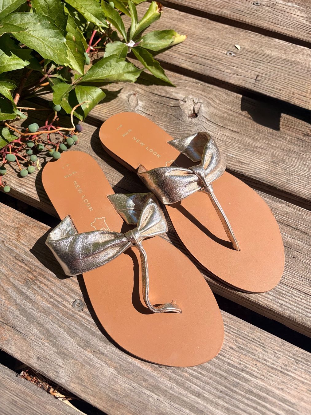 Damenschuhe: Sandale Zehentrenner gold Grösse 39 – Gebraucht aus Bibern SO von oOooOo