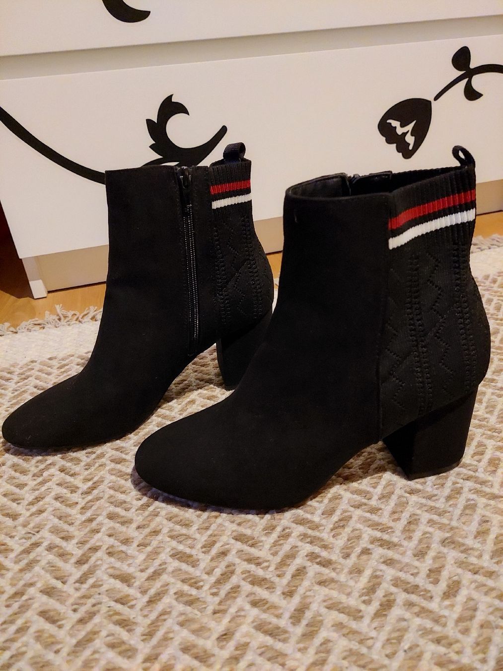 Scarpe da donna: Schwarze Winterstiefeletten, Gr. 39 – Usato da Giswil venduto da TinaLockheart