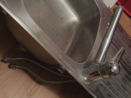 Edelstahl Waschbecken mit Wasserhahn