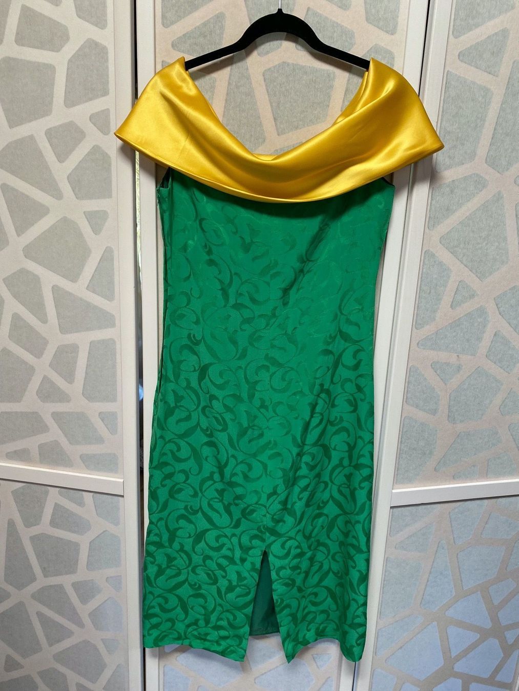 Kleider: Belle robe verte en soie. S – Neu (gemäss Beschreibung) aus Grund b. Gstaad von PlageNeige 5