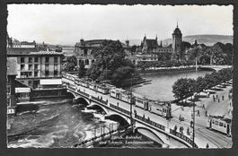 Zürich Bahnhofbrücke mit diversen Trams und Landesmuseum