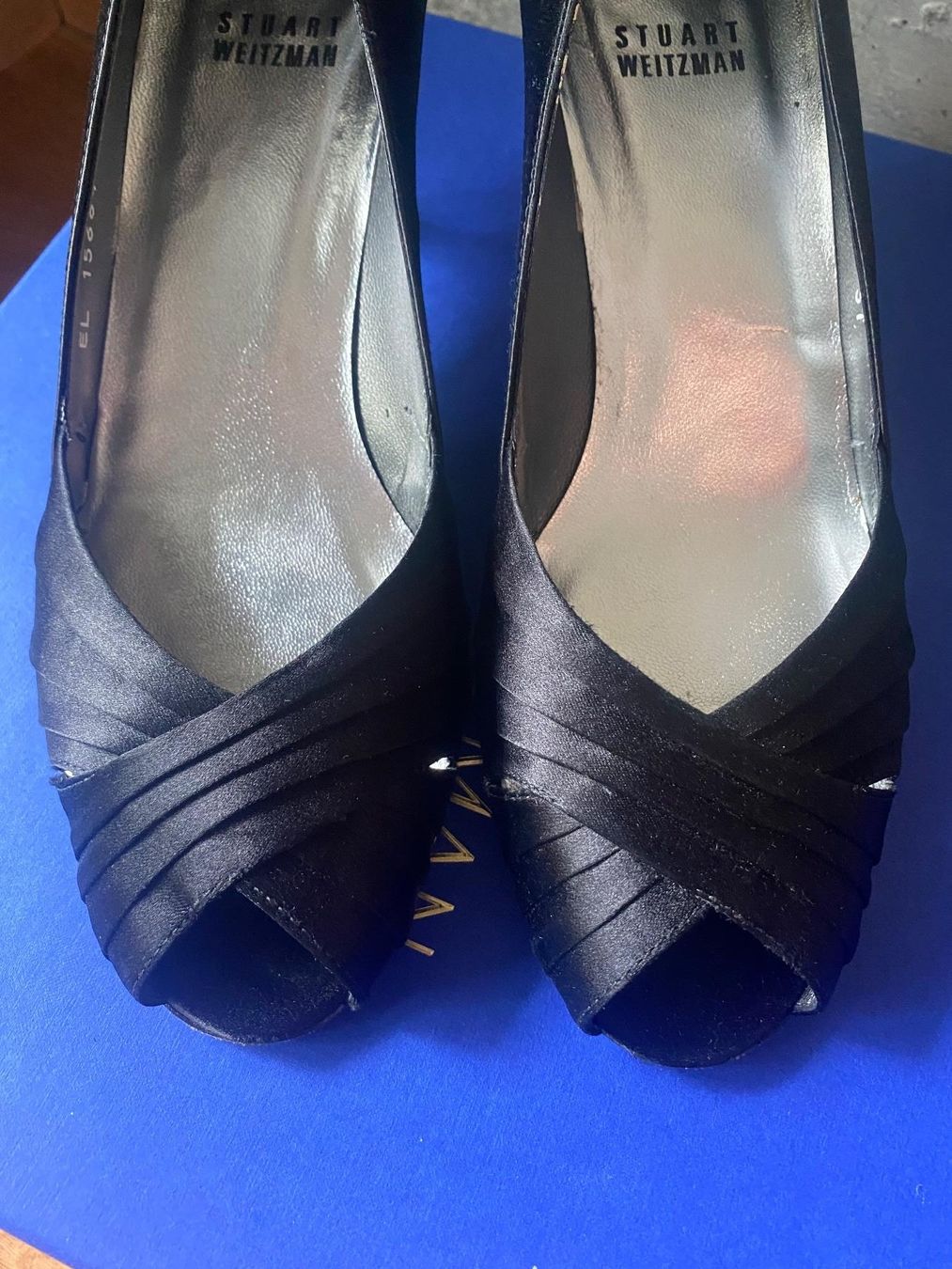 Stuart Weitzman Scarpe da donna: Stuart Weitzman Pumps Black Satin EL15664. Taille 37 – Usato da Gümligen venduto da Xochitl 1
