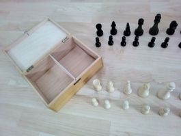 Schachfiguren Satz Vintage Hartholz lackiert + Holzkiste
