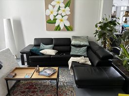 Schwarzes Ledersofa, topzustand, einstellbaren Kopfstützen