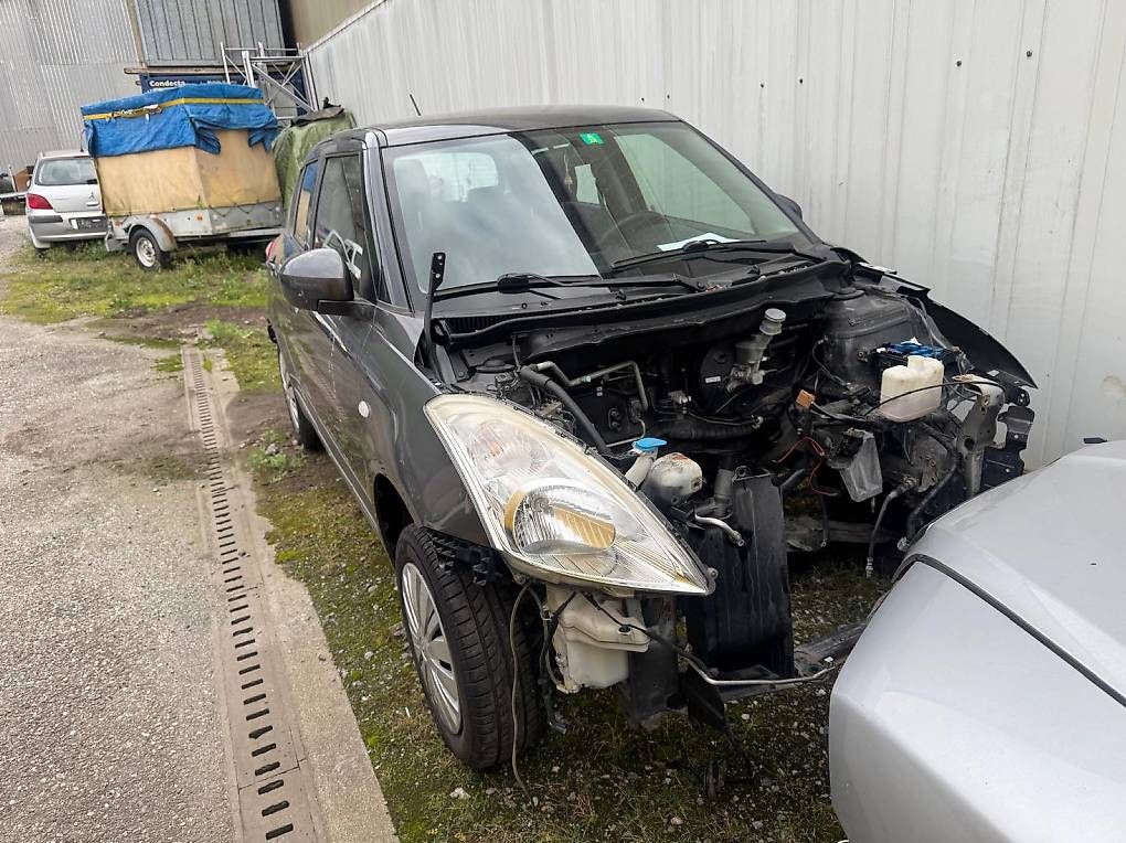 Automobili: Suzuki Swift Ersatzteile  – Usato da Zürich venduto da bro_8f2k 3
