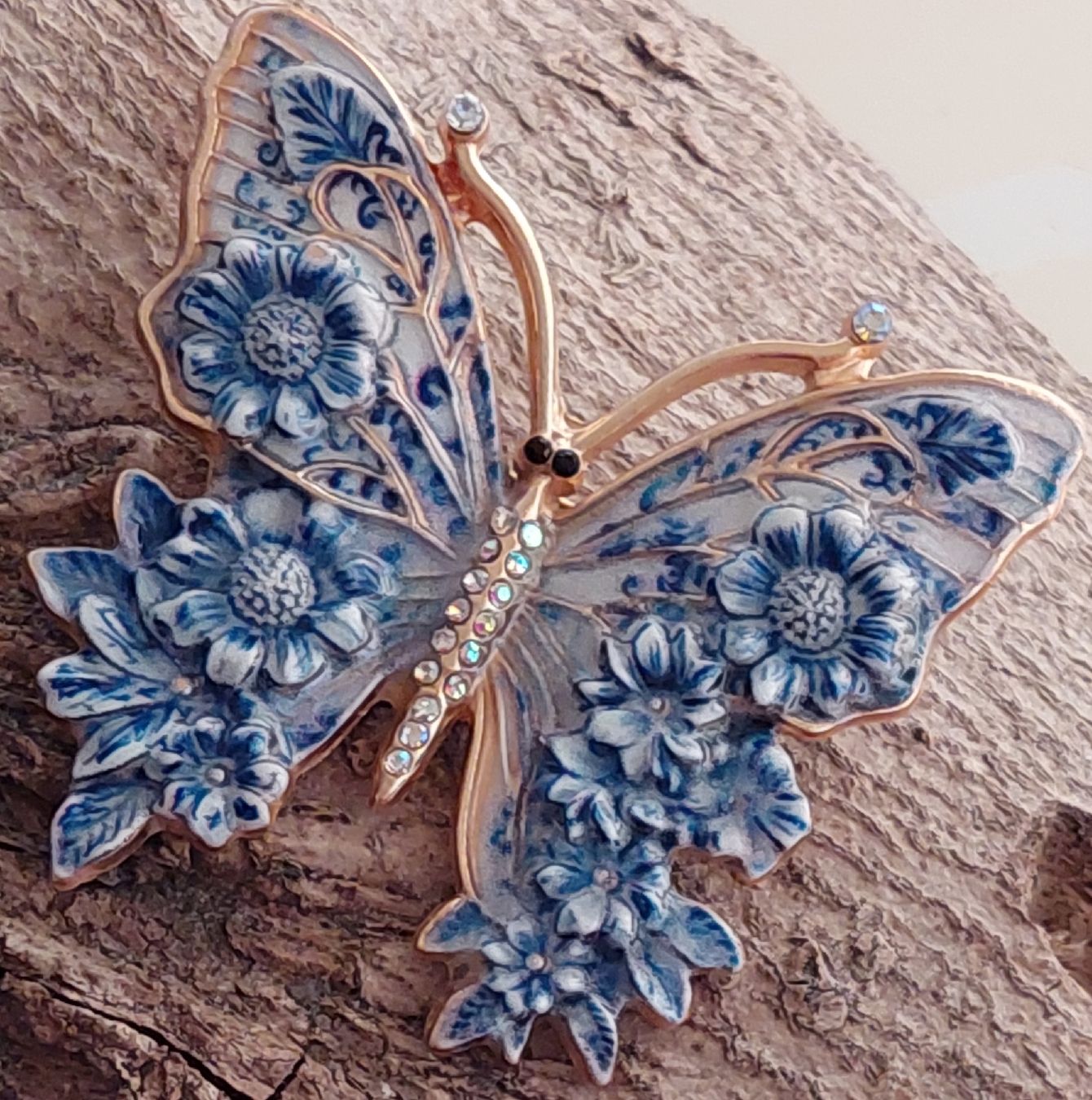 Broschen & Nadeln: Hübsche Brosche Schmetterling blau weiss mit Blumen – Neu (gemäss Beschreibung) aus Oberwil BL von Hunajakakku 2