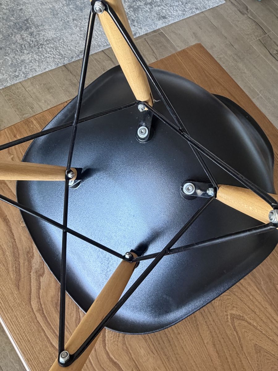 Sedie: Chaise style Eames (non VITRA) – Usato da Neuchatel venduto da D9z2 2