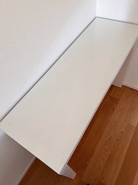 Ikea Tische: IKEA MALM Schreibtisch weiss mit Glasplatte & Einlage – Gebraucht aus Winterthur von sar_9p8q 2