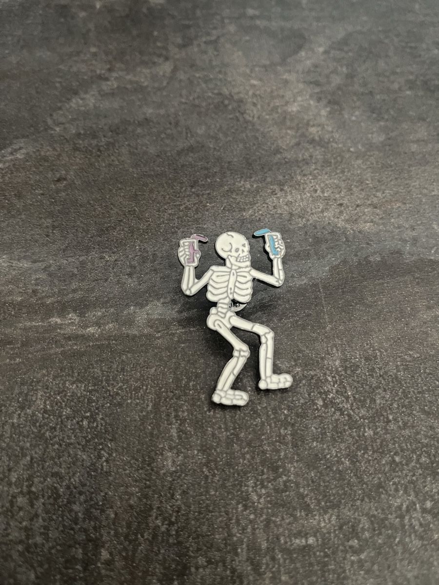 Plaketten & Abzeichen: dancing skeleton Pin – Gebraucht aus Biel/Bienne von bas_c8yf