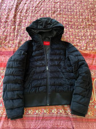 Guess Jacke schwarz mit Kapuze Grösse S guter Zustand