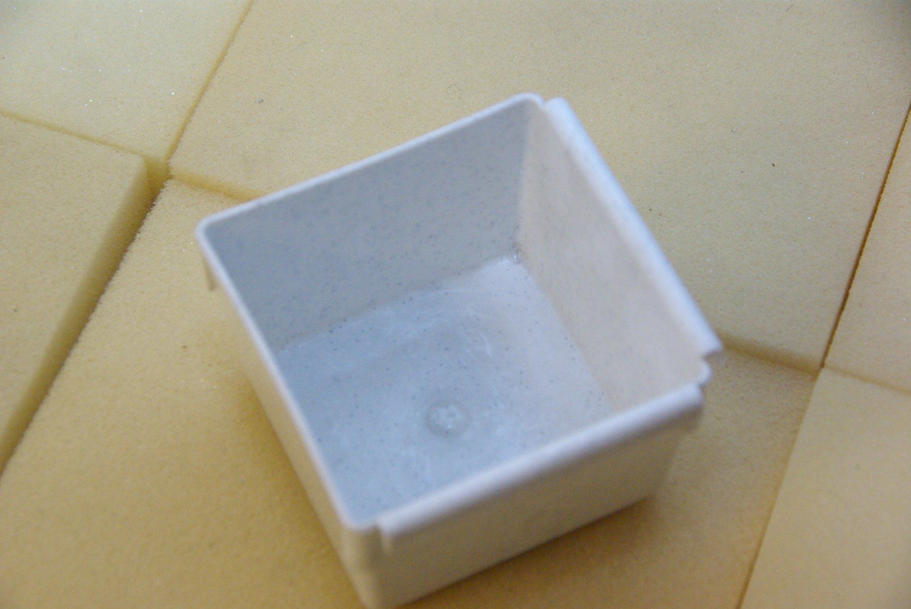 Contenitori & Simili: Kunststoffböxli 8 x 8 x 5 cm, hellgrau – Usato da Herisau venduto da Cevianer1844 2