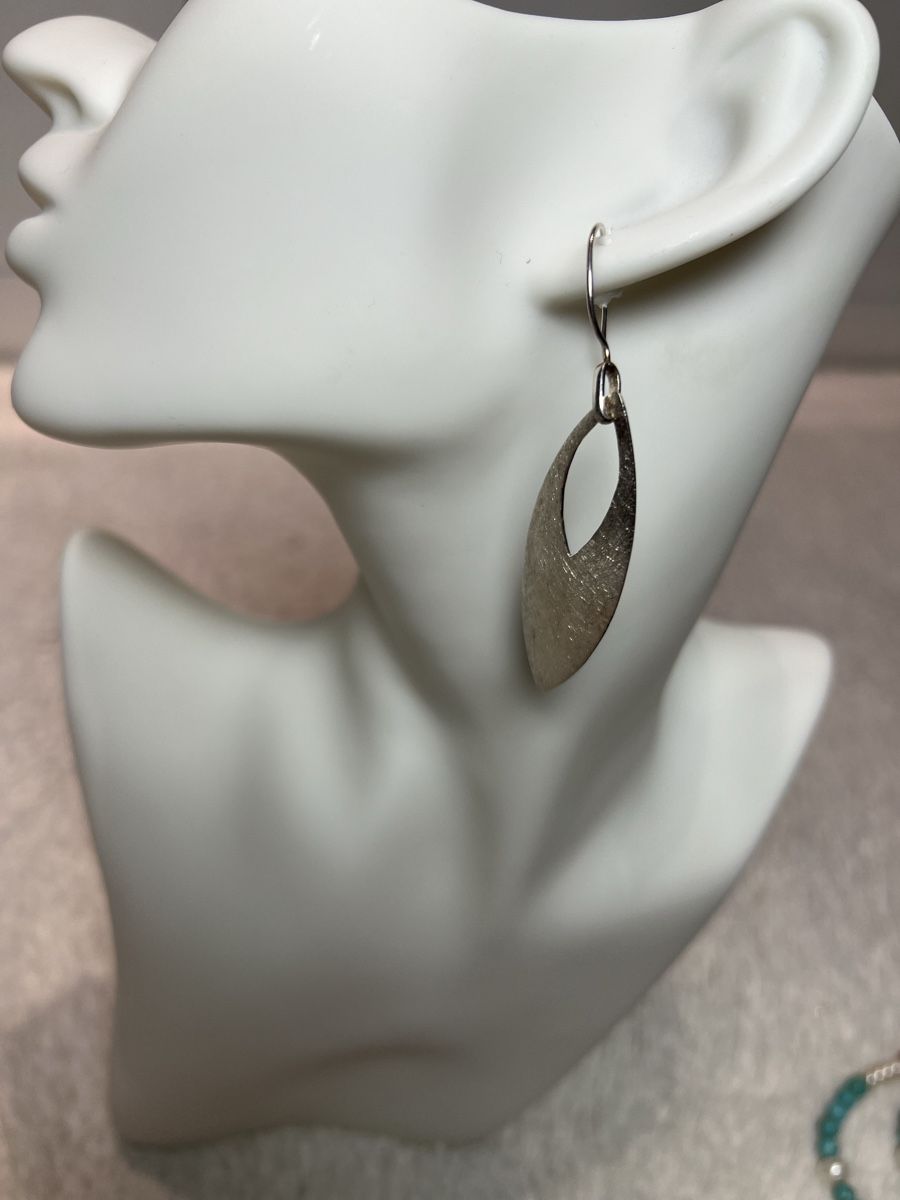 Ohrringe & -stecker: Boucles d'oreilles argentées modernes – Gebraucht aus Chenens von anasantos90 4