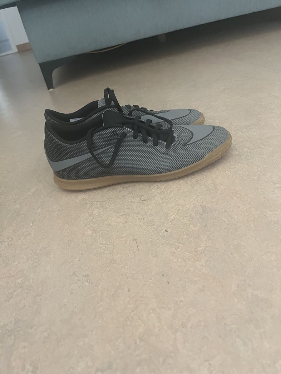Scarpe per ragazzi: Fussballschuhe Nike grau Grösse 42 guter Zustand – Usato da Winterthur venduto da rat_cz9v 1